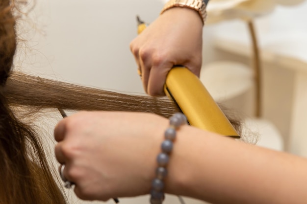 Lissage des cheveux au salon de beauté