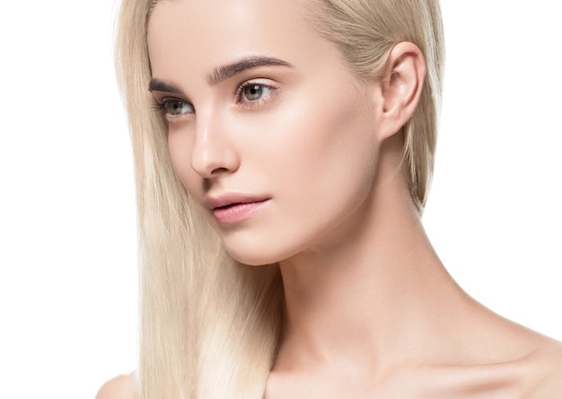 Lisse longs cheveux blonds femme maquillage naturel peau saine isolated on white