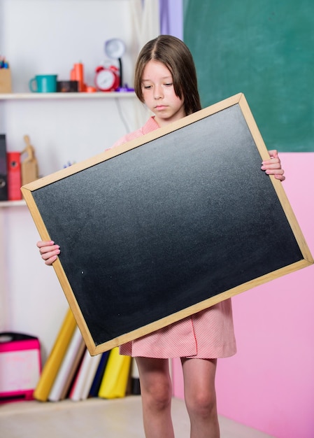 Liste de choses à faire Retour à l'école Bonne journée des enseignants 1er septembre Une petite fille fait la démonstration d'un tableau blanc Petite écolière avec espace de copie pour tableau noir Informations importantes Publicité scolaire