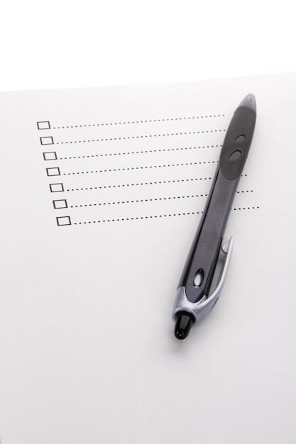 Liste de contrôle et gros plan de stylo