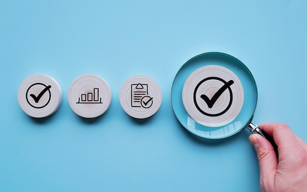 Liste de contrôle Processus de validation et d'approbation à l'aide d'une loupe