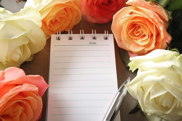 Photo liste de mariage à faire avec des fleurs sur la table