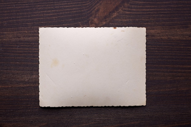 Liste de papier blanc vintage à table en bois texturé