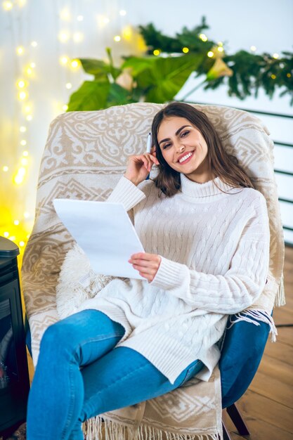 Photo liste de souhaits. femme à la réflexion tout en faisant sa liste de souhaits