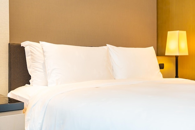 Un lit blanc dans la chambre sombre