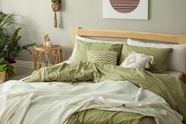 Lit en bois confortable dans la chambre Intérieur élégant