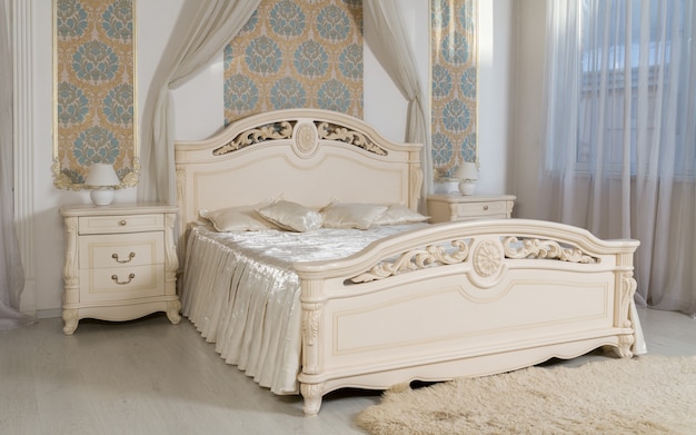 Lit classique beige et tiroirs dans la chambre