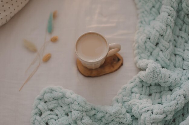 Lit confortable avec une tasse de café le matin petit déjeuner au lit