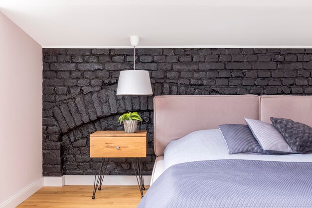 Photo lit contre le mur de briques noires