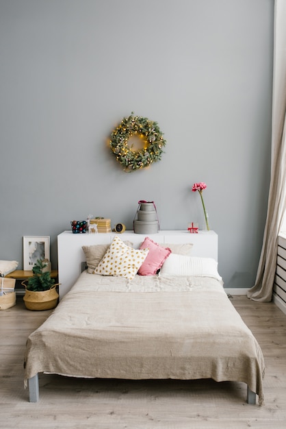 Le lit dans la chambre, décoré pour Noël et le nouvel an