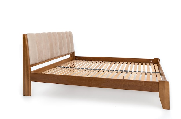 Lit double en bois marron sans matelas isolé sur fond blanc