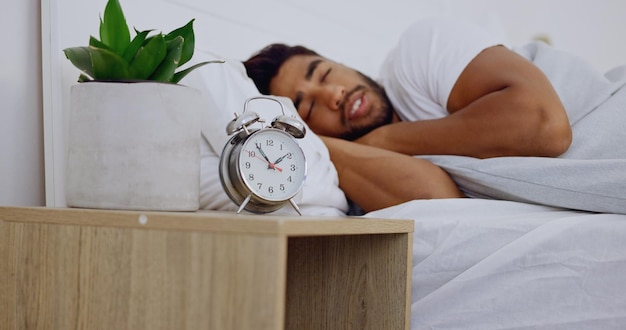 Lit d'homme et dormir à la maison pour se reposer, bien-être ou se ressourcer pour le corps, l'esprit et l'esprit pour la paix Jeune homme de la génération z et chambre d'appartement pour dormir, se détendre et être en bonne santé pour rêver au calme ou s'allonger dans la maison