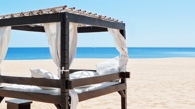 Lit luxueux en bord de mer, la plage pour se détendre en vacances. Portugal, Algarve.