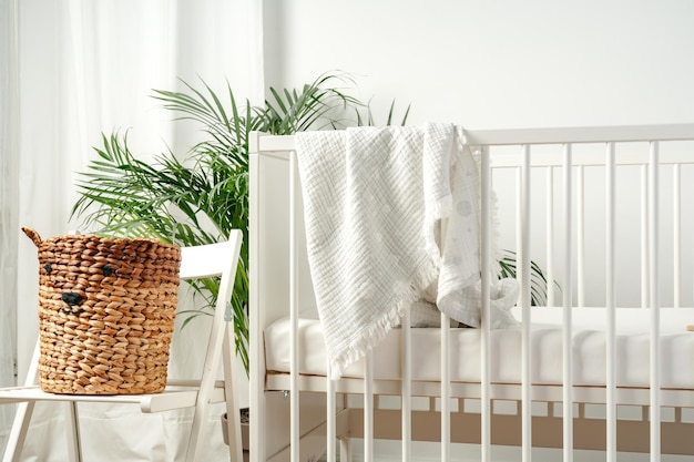 Lit et panier pour bébé à l'intérieur de la chambre d'enfant