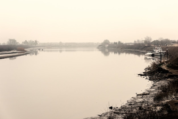 Lit de rivière un jour brumeux