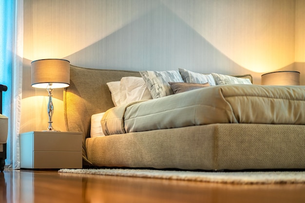 Lit et table de nuit dans une chambre moderne