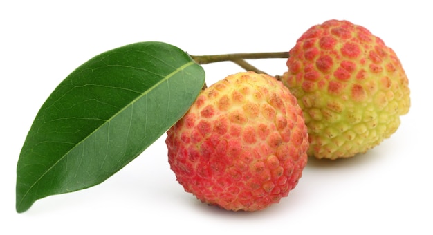 Litchi avec feuille verte sur fond blanc