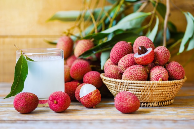 Litchi frais avec des feuilles vertes dans un panier