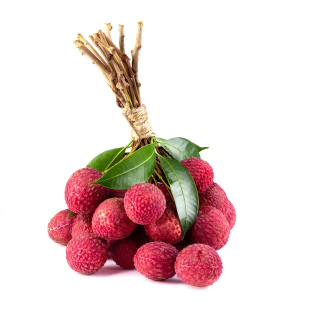 Litchi frais ou fruits tropicaux litchi isolé sur fond blanc