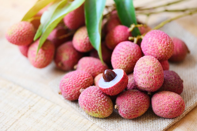 Litchi frais sur table en bois