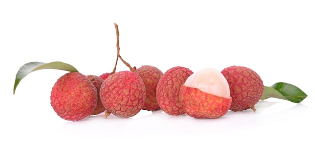 Litchi isolé sur fond blanc