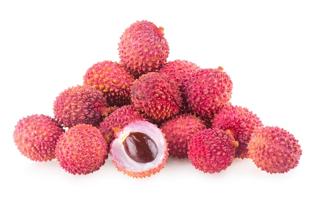 Litchi mûr isolé sur fond blanc