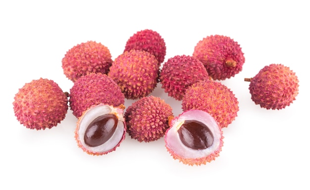 Litchi mûr isolé sur fond blanc