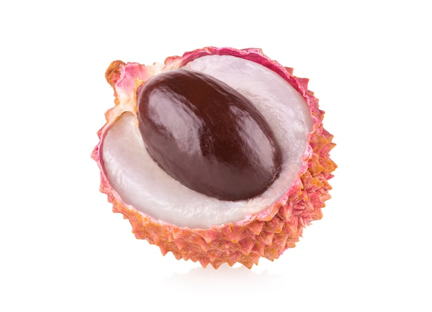 Litchi mûr isolé sur fond blanc