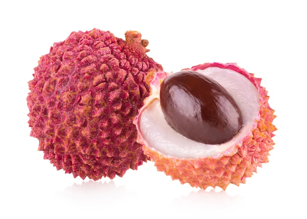 Litchi mûr isolé sur fond blanc