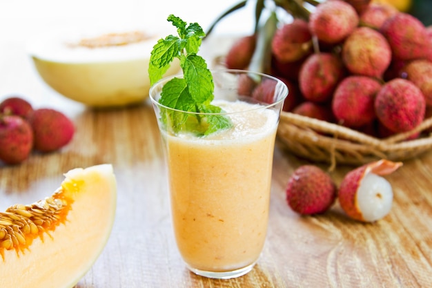 Litchi avec smoothie cantaloup par des ingrédients frais