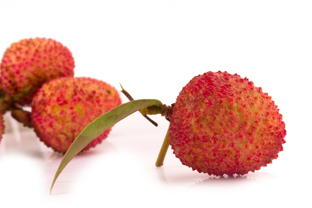 Litchis frais isolés sur fond blanc