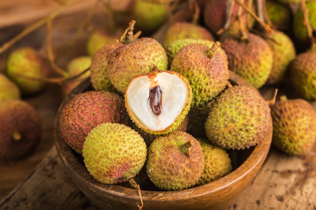 Litchis frais sur une planche de bois