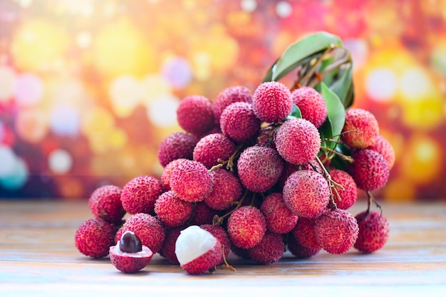 Litchis sur table et fond coloré fruits litchis mûrs frais fruits tropicaux pelés tranches de litchis en Thaïlande