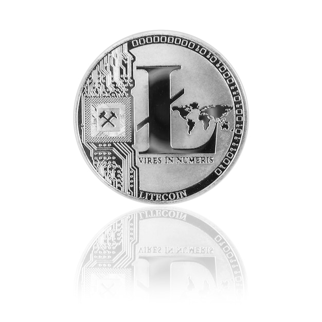 Litecoin d'argent avec réflexion isolé sur fond blanc, pièce de monnaie crypto sur la table en verre