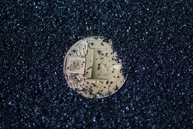 Litecoin sur granules scintillants bleus, sable. monnaie électronique