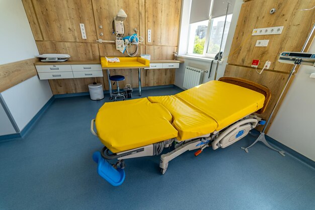 Lits de patients vides dans une maternité. Salle lumineuse moderne de l'hôpital de maternité.