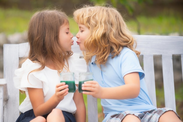 Little boy hugging shy girl toddler boy embracing petite fille déprimée amitié relation conc