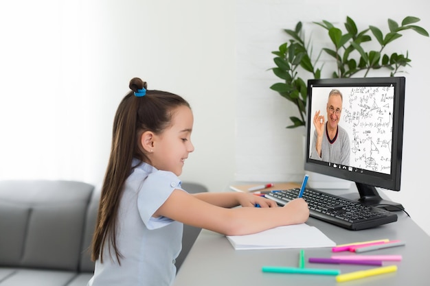 Little Girl Using Computer Concept, apprentissage en ligne à distance