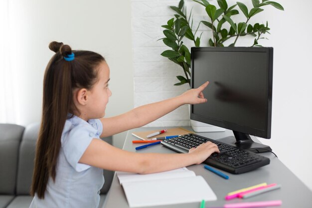 Little Girl Using Computer Concept, apprentissage en ligne à distance