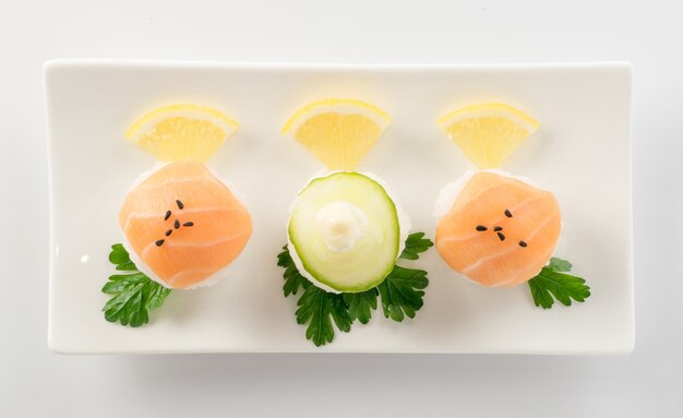 Photo little nigiri sushi avec du poisson cru et des légumes verts