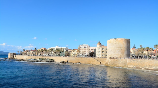 Littoral d'Alghero sous un ciel clair Tourné en Sardaigne Italie