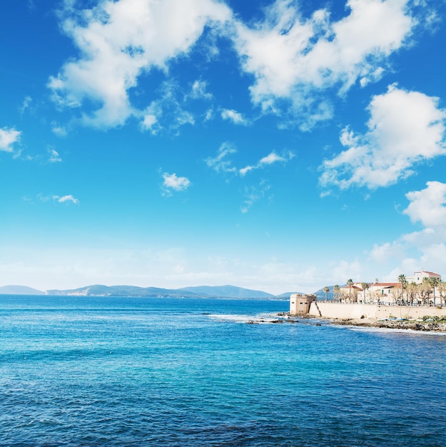 Littoral d'Alghero sous un ciel nuageux tourné en Sardaigne Italie