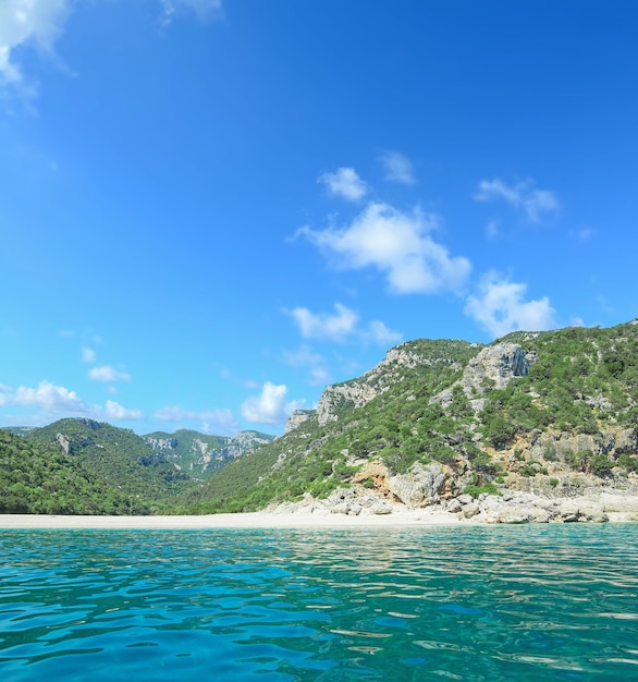 Littoral de Cala Gonone vu de la mer Tourné en Sardaigne Italie