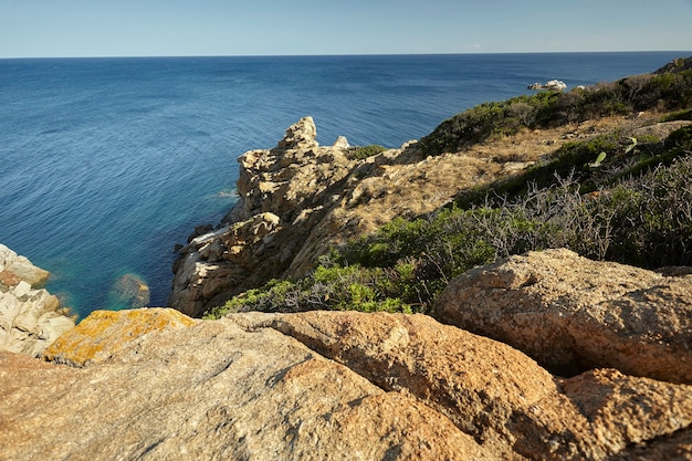 Littoral de Capo Ferrato avec un précipice surplombant la mer formé par des rochers de granit