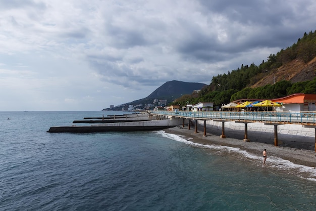 Littoral avec couchettes à Alushta