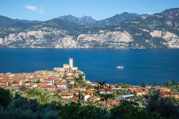 Littoral Idyllique En Italie Eau Bleue Et Un Joli Village Au Lago Di Garda Malcesine Coucher De Soleil