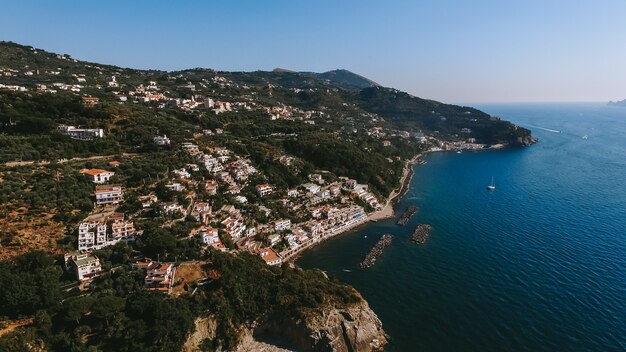 Le littoral de l&#39;Italie est de l&#39;air près de la ville