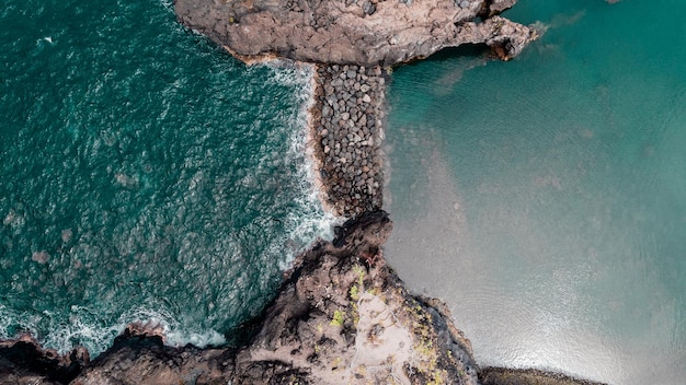 Littoral de l'océan Atlantique avec des rochers vagues turquoises île de Madère Portugal photo de drone aérien