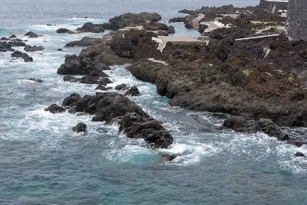 Littoral avec des pierres sur l'île de Ténérife