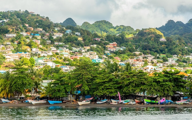 Littoral plein de bateaux avec beaucoup de maisons d'habitation sur la colline Kingstown Saint Vincent et les Grenadines